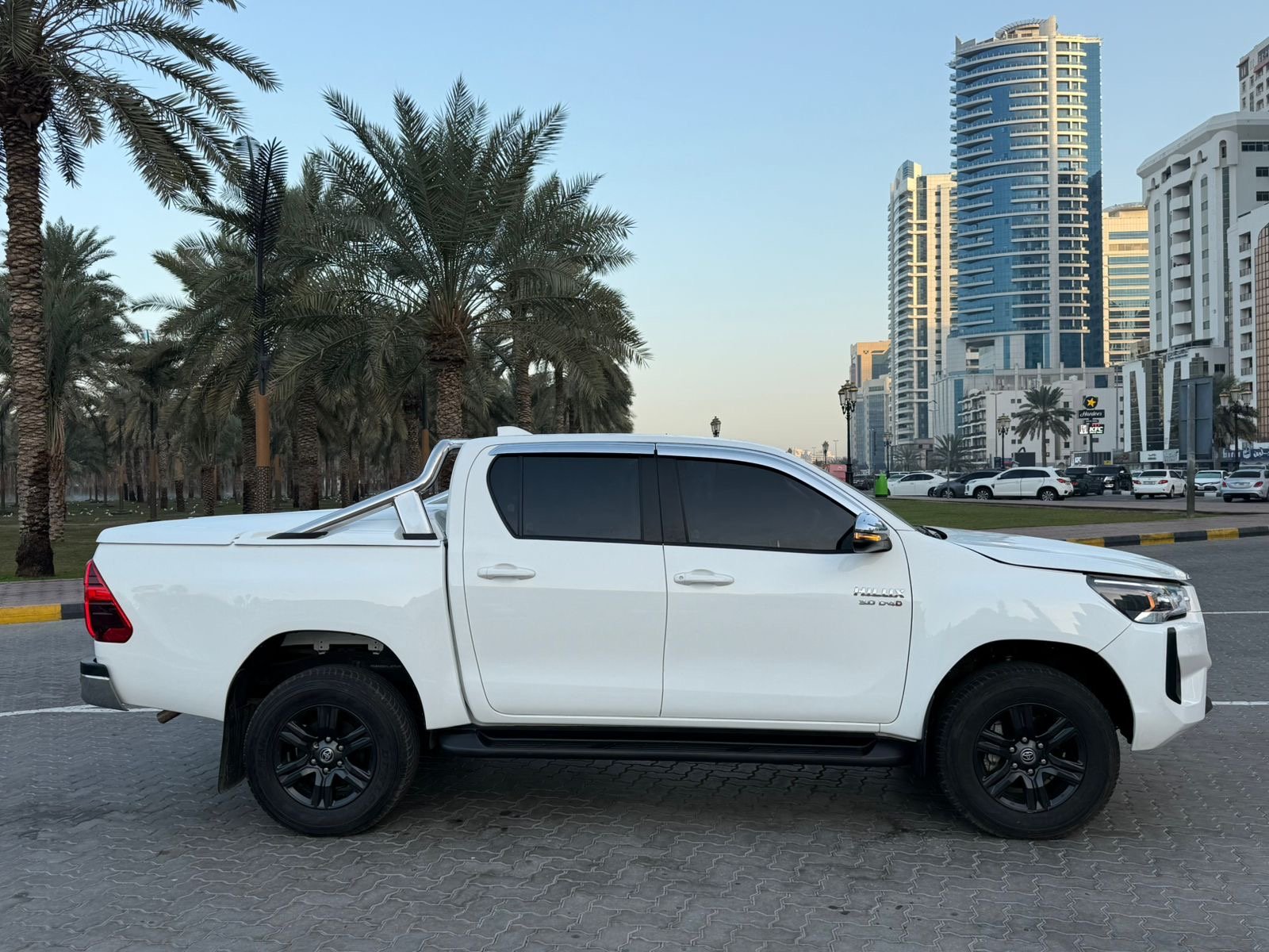 Toyota Hilux SR5 2024 White image